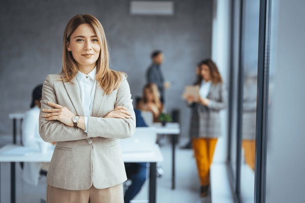 Portrait businesswoman file stan